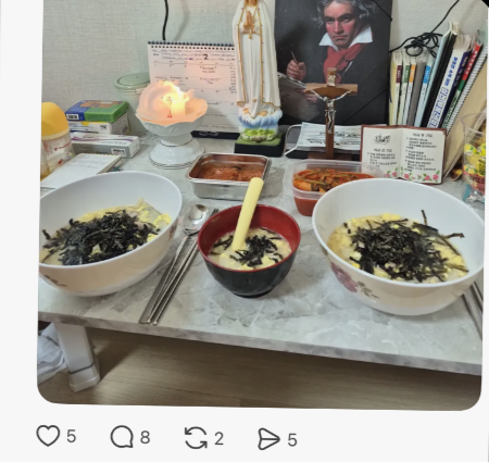 A씨(38)가 소셜미디어에 게시한 떡국 사진. 작은 그릇에 아동용 숟가락이 놓여 있다. [독자 제공]