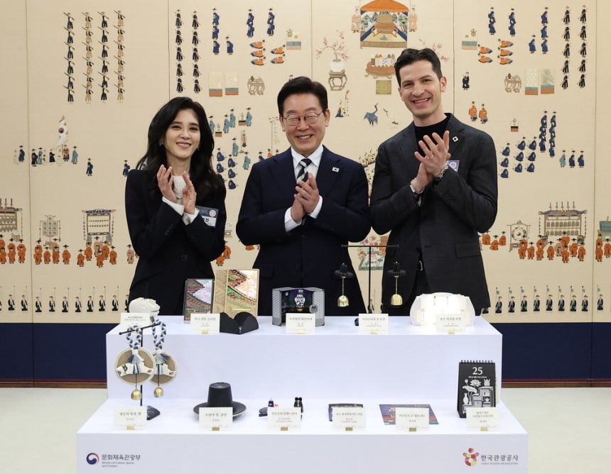 李대통령, 이부진·알베르토와 함께 이재명 대통령이 25일 제11차 확대국가관광전략회의에 앞서 관광기념품 공모전 수상작 앞에서 기념촬영을 하고 있다. 왼쪽부터 이부진 호텔신라 사장, 이 대통령, 알베르토 몬디 주한이탈