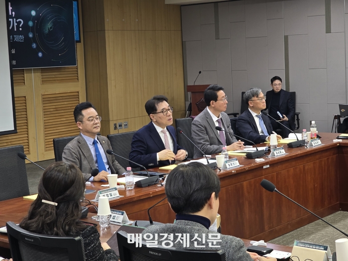  26일 국회에서 열린 ‘디지털자산 2단계 입법 방향 점검 토론회’에서 공동 주최를 맡은 김상훈 국민의힘 의원(오른쪽 두 번째)과 민병덕 더불어민주당 의원(맨 왼쪽), 임종인 디지털자산정책포럼 대표(왼쪽 두 번째) 