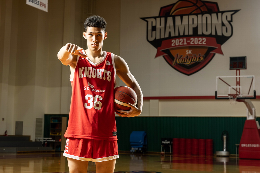 고교졸업 직후 국대 '괴물 신인'…"온몸 던져 공격·수비하죠"