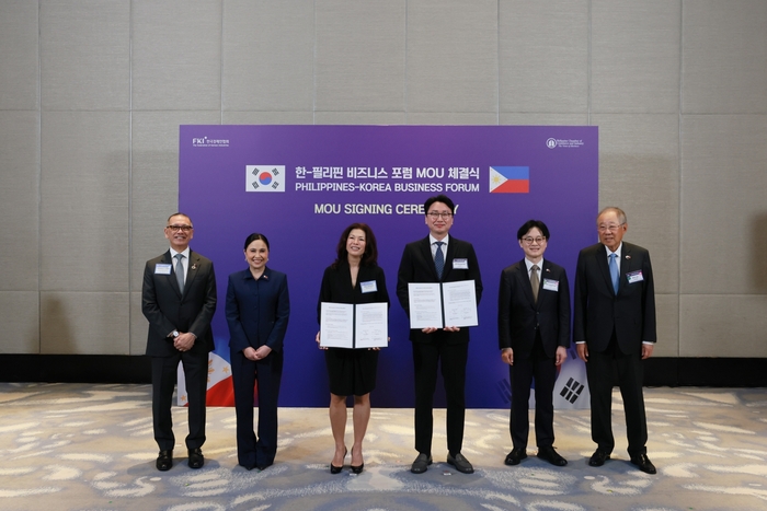 4일 필리핀 마닐라 콘래드 호텔에서 열린 체결식에서 양국 주요 참석자들이 기념촬영을 하고 있다. 사진 왼쪽부터 페르디난드 페레르 PCCI 회장, 크리스티나 A. 로케 통상산업부 장관, 지나 로렌자나 벨로 메디컬 그