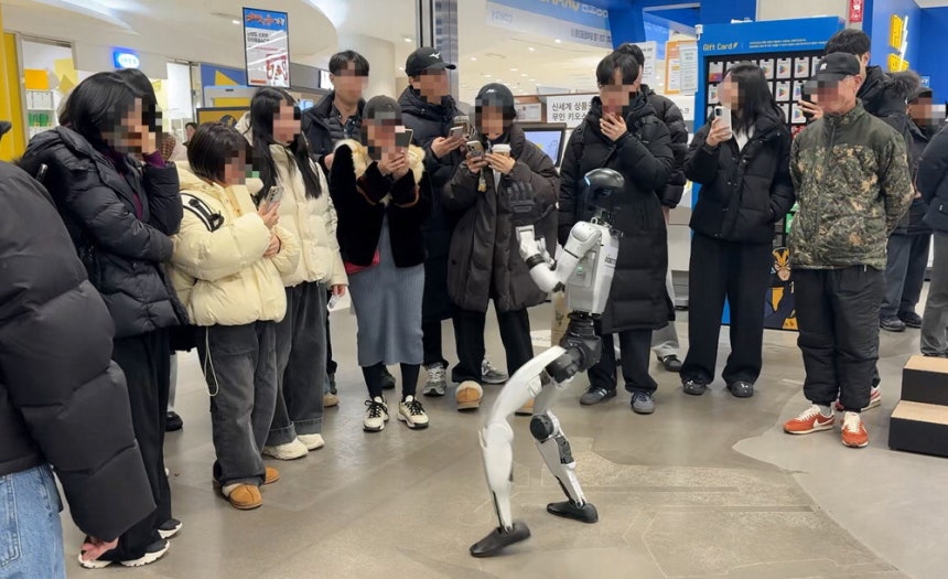 이마트에서 로봇이 시연되는 모습.이마트