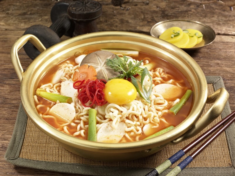 묵직한 국물, 탱탱쫄깃 면발 … 한봉지 2000원 아깝지 않네 [떴다! 기자평가단]