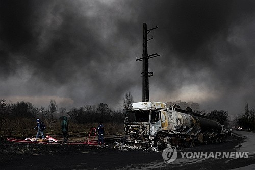 테헤란 북서부 샤흐런 연료 저장고 공습으로 뿜어져 나오는 검은 연기.[로이터 연합뉴스]