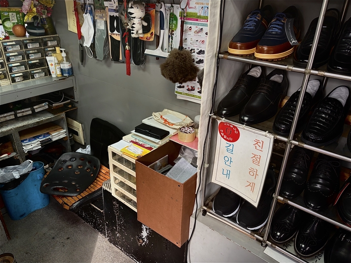 서울 종로구 광화문 동화면세점 앞에서 60년째 구둣집을 운영 중인 구두수선공 박흥옥 씨의 구둣방 작업장 내부. [문소정 기자]