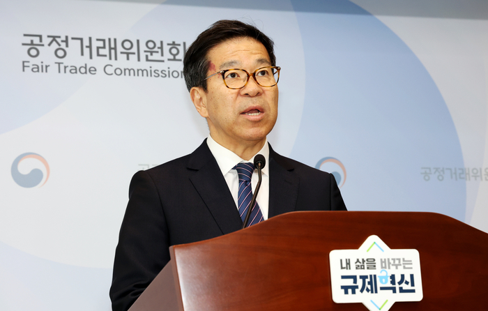  문재호 공정거래위원회 카르텔조사국장이 12일 세종시 정부세종청사에서 돼지고기 가공·판매 사업자들의 담합 사건에 대한 심의 결과를 발표하고 있다.이마트에 돼지고기를 납품하는 과정에서 사전에 입찰가격 또는 견적가격