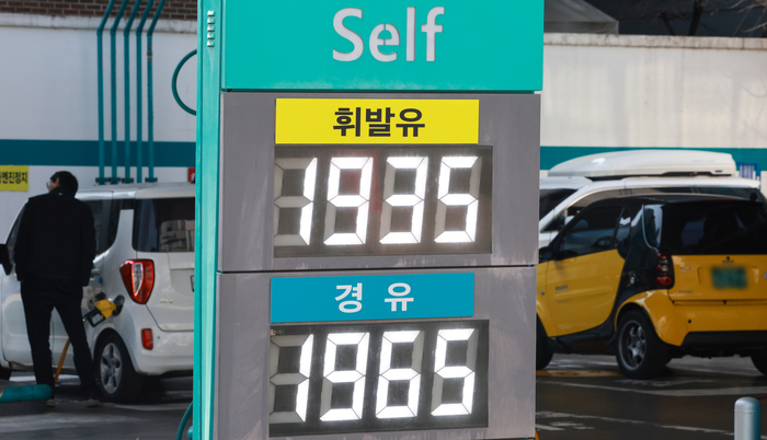  12일 서울의 한 주유소에 유류 가격이 표시돼 있다.[뉴스1]
