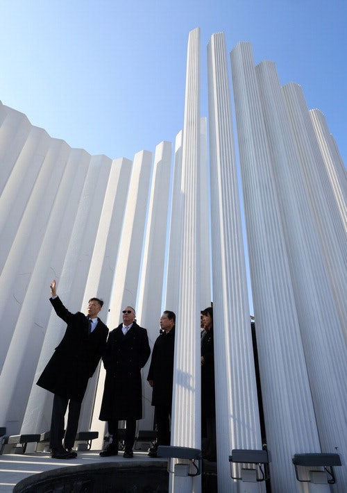 주한미군 전사자 추모비 헌화한 美차관보