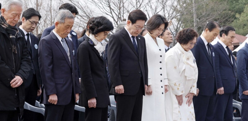 3·15의거 유족에 고개숙인 李 "잊지않겠다"