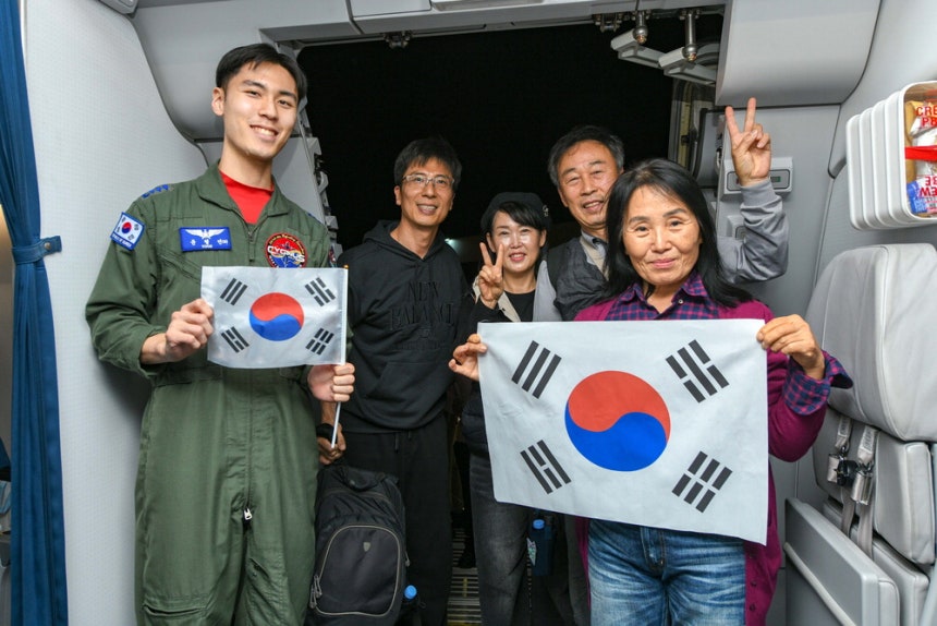 14일(현지시간) 중동 현지 국민들이 환한 미소를 지으며 수송기에 탑승하고 있다. 외교부와 국방부에 따르면 수송기 시그너스는 이날 리야드에서 한국인 204명과 외국 국적 가족 5명