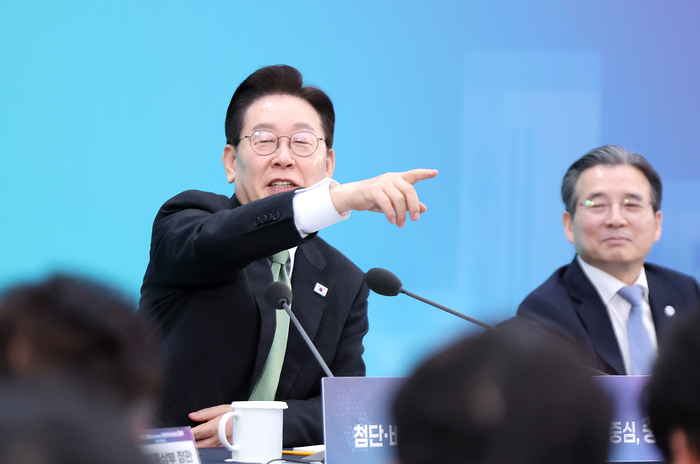 이재명 대통령이 지난 13일 충북 청주오스코에서 열린 ‘충북의 마음을 듣다’ 타운홀미팅 간담회에서 발언하고 있다. [연합뉴스]