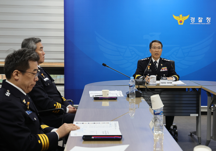유재성 경찰청장 직무대행이 18일 서울 서대문구 경찰청에서 열린 선거사범 수사상황실 현판식을 마친 뒤 회의를 주재하고 있다. 수사상황실은 경찰청 및 전국 18개 시도경찰청, 261