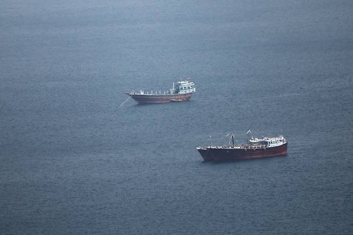 지난 2일(현지시간) 오만에서 바라본 호르무즈 해협에 선박들이 지나고 있다. [로이터 = 연합뉴스]