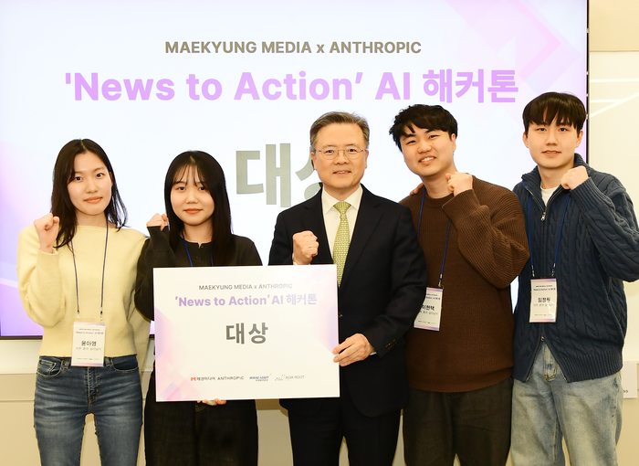  손뉴스 서비스로 대상을 받은‘아주 혼자 살아남기’팀과 위정환 매일경제신문 대표(가운데)가 기념 촬영을 하고 있다.[강영국 매경AX 기자]