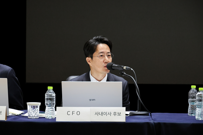  김희철 네이버 최고재무책임자(CFO)가 23일 경기 성남시 네이버 그린팩토리에서 열린 제27기 정기주주총회에서 발언하고 있다.[사진 = 네이버]