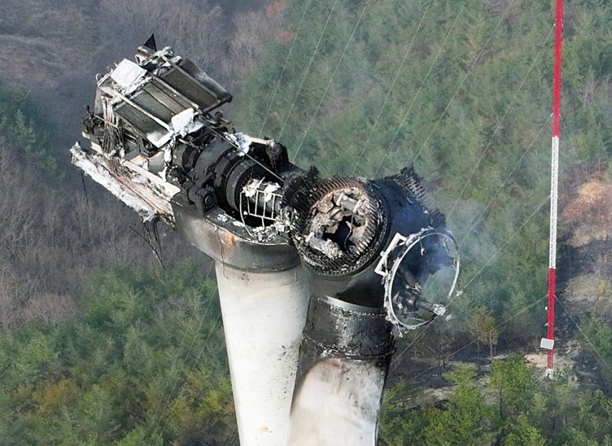 검게 그을린 발전기 24일 경북 영덕군 영덕읍 풍력발전단지에 불이 난 풍력발전기가 검게 그을려 있다.이 사고로 발전기에 올라가 수리 작업을 하던 근로자 3명이 숨졌다.연합뉴스