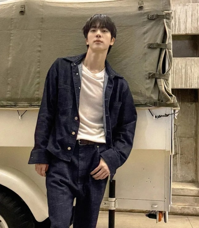 Jin在Instagram上公开了一张照片，照片中牛仔装扮非常适合他。
