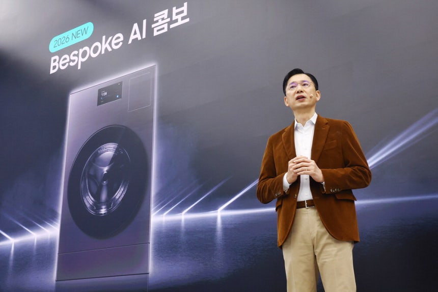 임성택 삼성전자 한국총괄 부사장이 26일 서울 강남구 삼성 강남에서 열린 2026년형 일체형 세탁건조기 '비스포크 AI 콤보' 신제품 미디어데이에서 제품을 소개하고 있다.  연합뉴