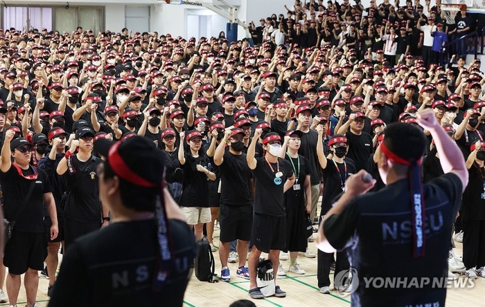  22일 오전 경기도 용인시 삼성전자 기흥캠퍼스 세미콘 스포렉스에서 전국삼성전자노동조합 조합원들이 총파업 승리 궐기대회를 하고 있다.2024.7.22.[연합뉴스]