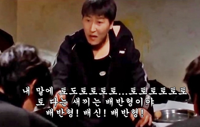  영화‘넘버3’에서 불사파 보스로 나온 배우 송강호 [사진출처=영화 스틸컷,자막 편집/최기성 매경 디지털뉴스룸 기자]