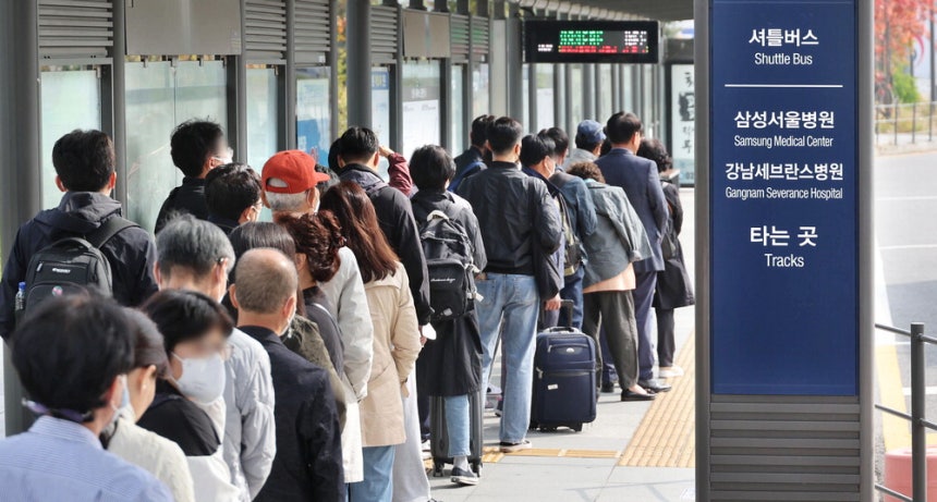 대형 종합병원에서 진료를 받으러 상경한 사람들이 서울 강남구 고속철도 수서역 앞 버스정류장에서 셔틀버스를 기다리고 있다.  매경DB