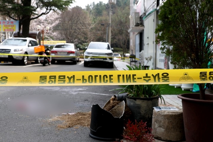 지난달 27일 경남 창원의 한 아파트 상가 주차장에서 벌어진 흉기살해 현장. [연합뉴스]