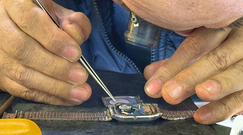 [포토에세이] 시계 장인의 손끝