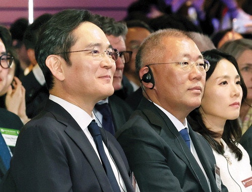 프랑스 3색 국기 넥타이 맨 李 … 마크롱, 한국어로 "위하여" 화답