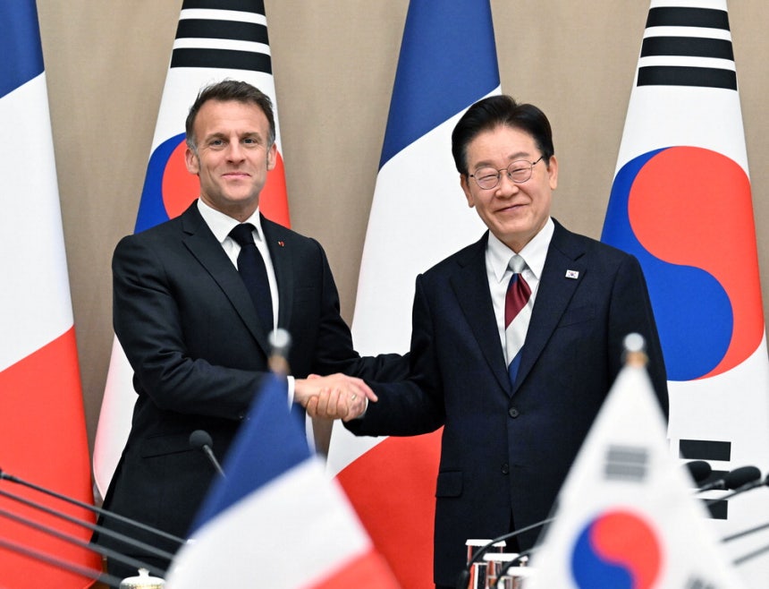 이재명 대통령과 에마뉘엘 마크롱 프랑스 대통령이 3일 청와대에서 열린 한·프랑스 정상회담에서 악수를 나누고 있다. 김호영 기자