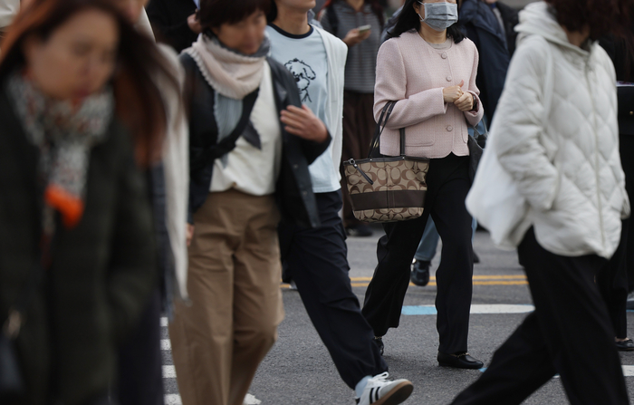 출근길 시민들이 서울 광화문 네거리를 지나고 있다. [연합뉴스]