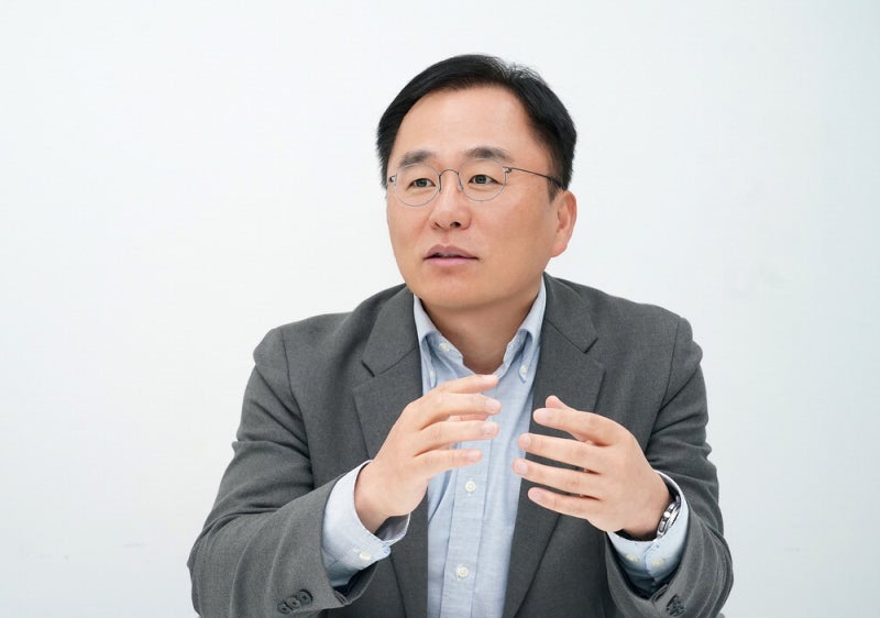 외국인 관광객 필수코스 '더현대'… QR 찍으면 원하는 매장 척척