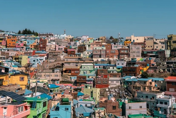 부산의 감천문화마을 전경. 지난해 기준 부산을 방문한 외국인 관광객은 300만 명을 돌파했다. <크리에이트립>