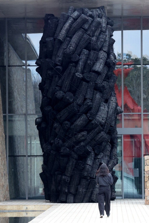 8m 숯기둥에…회복·치유의 염원 새기다