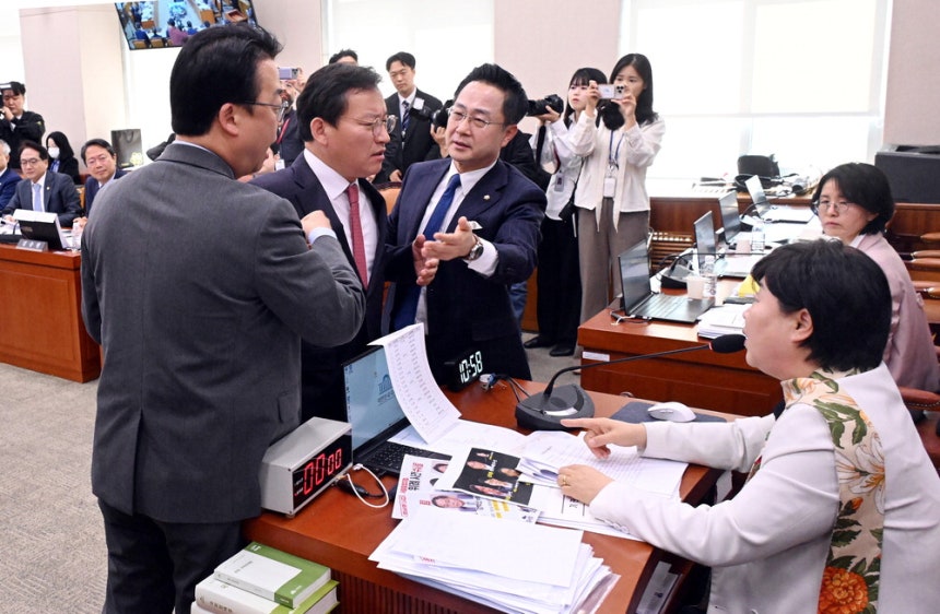 김형동 국민의힘 의원(왼쪽 둘째)과 곽규택 의원(맨 왼쪽)이 7일 '윤석열 정치검찰 조작기소 의혹 사건 진상 규명 국정조사'에서 위원장인 서영교 더불어민주당 의원(맨 오른쪽)을 향