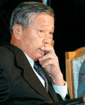 최종현 SK그룹 선대회장이 1997년 건강이 좋지 않은 상황에서도 전국경제인연합회(현 한국경제인협회) 회의에 산소호흡기를 꽂은 채 참석한 모습.  SK그룹