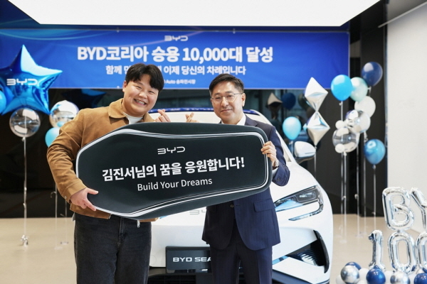  ‘1만대 돌파’ BYD코리아, ‘천하제빵’ 김진서에 씨라이언7 선물 [사진 제공=BYD코리아]