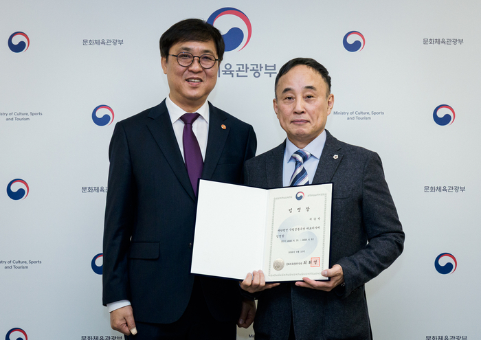  최휘영 문화체육관광부 장관과 신임 서승만 국립정동극장 대표이사.문화체육관광부