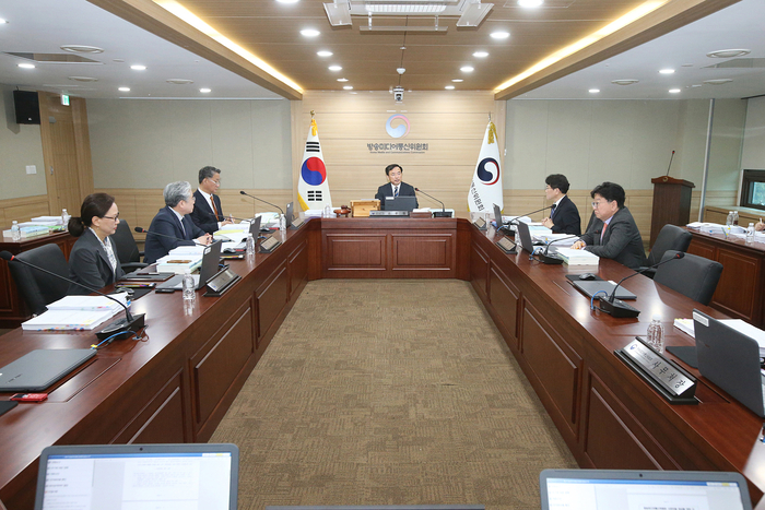 김종철 방송미디어통신위원회 위원장(가운데)이 10일 정부과천청사에서 ‘2026년 제1차 전체회의’를 진행하고 있다. <사진=방송미디어통신위원회>