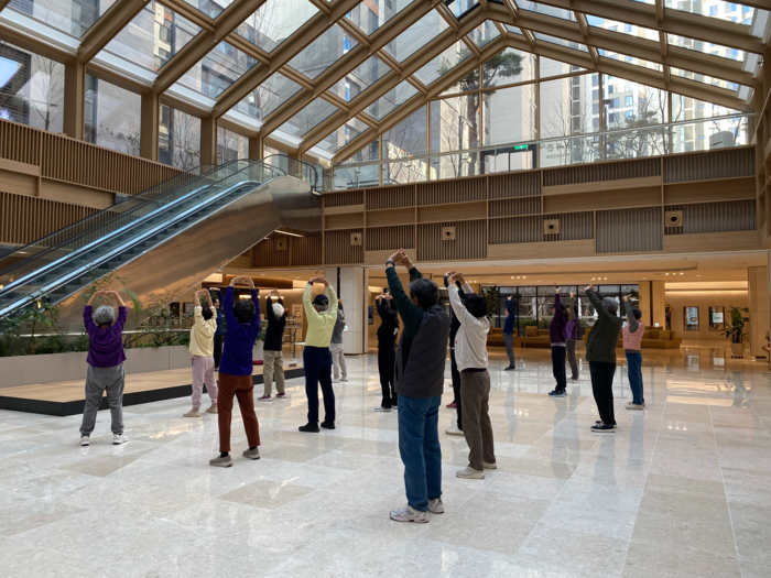 백운호수 푸르지오 숲속의아침 커뮤니티 광장에서 기체조 수업이 진행되고 있다. 엠디엠