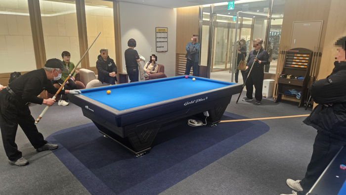 백운호수 푸르지오 숲속의아침 커뮤니티센터에서 입주민들이 당구를 즐기고 있다. 엠디엠