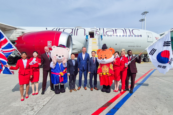 14일 오전 인천공항 제2여객터미널 주기장에서 김범호 인천국제공항공사 사장직무대행(오른쪽에서 다섯 번째)과 코닐 코스터 버진애틀랜틱항공 CEO(사진 가운데), 승무원 등이 신규취항을 축하하며 기념 사진을 찍고 있