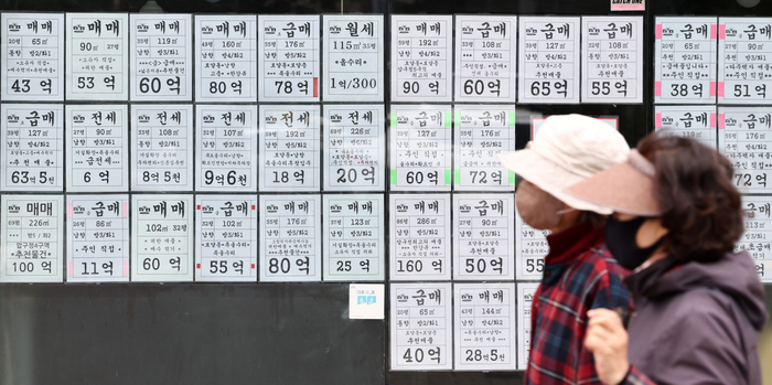  서울 강남구 한 부동산에 붙은 급매 안내문.[뉴스1]