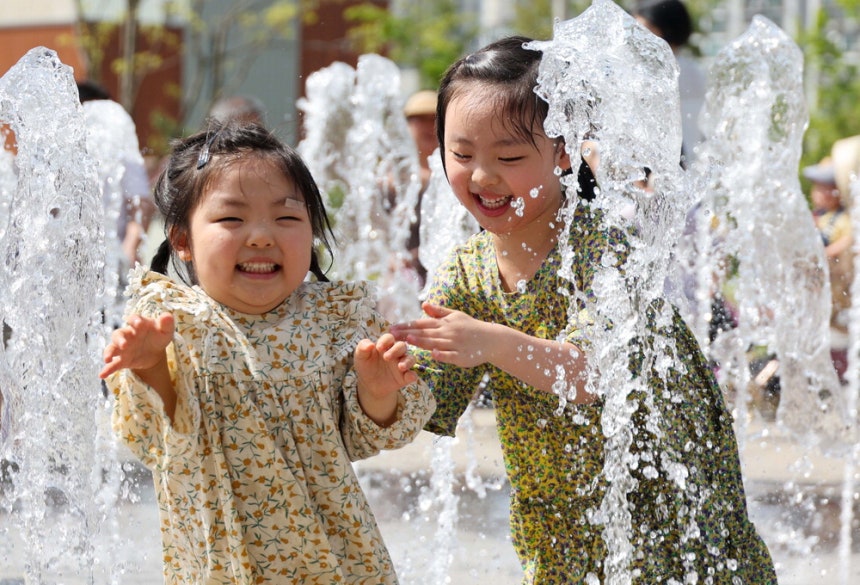서울을 비롯한 수도권에서 낮 최고기온이 29도를 기록하며 초여름 날씨를 보인 19일 서울 노원구 나비정원 분수대에서 아이들이 물놀이를 하고 있다. 20일부터는 전국 곳곳에 봄비가 내리며 이른 더위가 한풀 꺾일 전망이