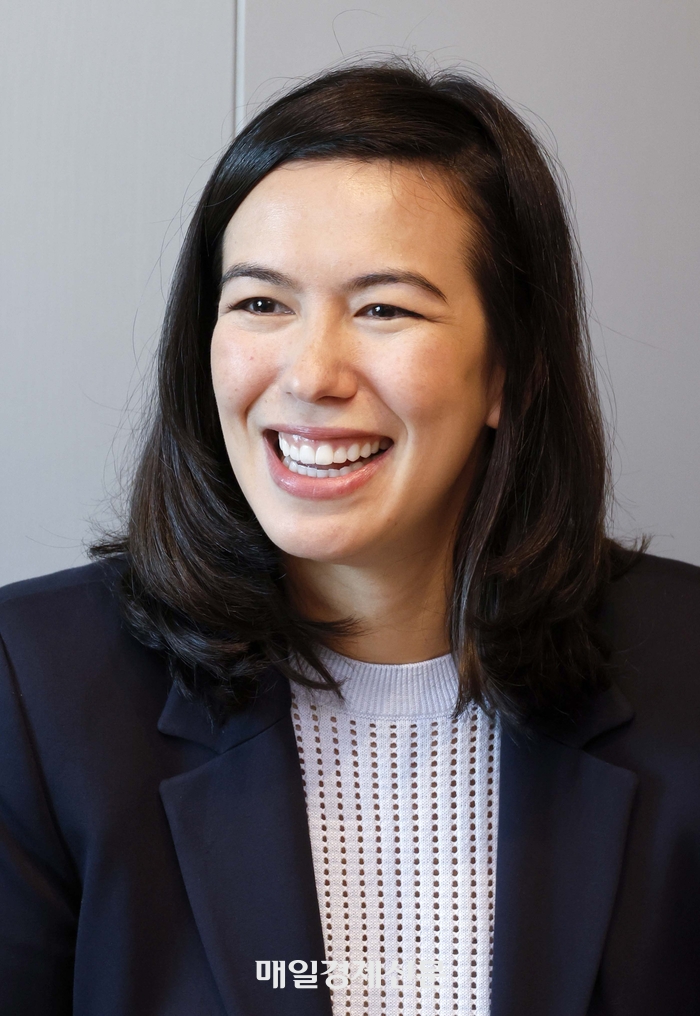  피오나 머레이 리플 APAC 총괄이 지난 16일 매일경제와 가진 인터뷰에서 글로벌 디지털자산 수탁 시장 성장 전망과 리플의 기업용 블록체인 통합 솔루션을 설명하고 있다. [사진=김호영 기자]