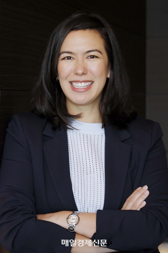  피오나 머레이 리플 APAC 총괄이 지난 16일 매일경제와 가진 인터뷰에서 글로벌 디지털자산 수탁 시장 성장 전망과 리플의 기업용 블록체인 통합 솔루션을 설명하고 있다. [사진=김호영 기자]