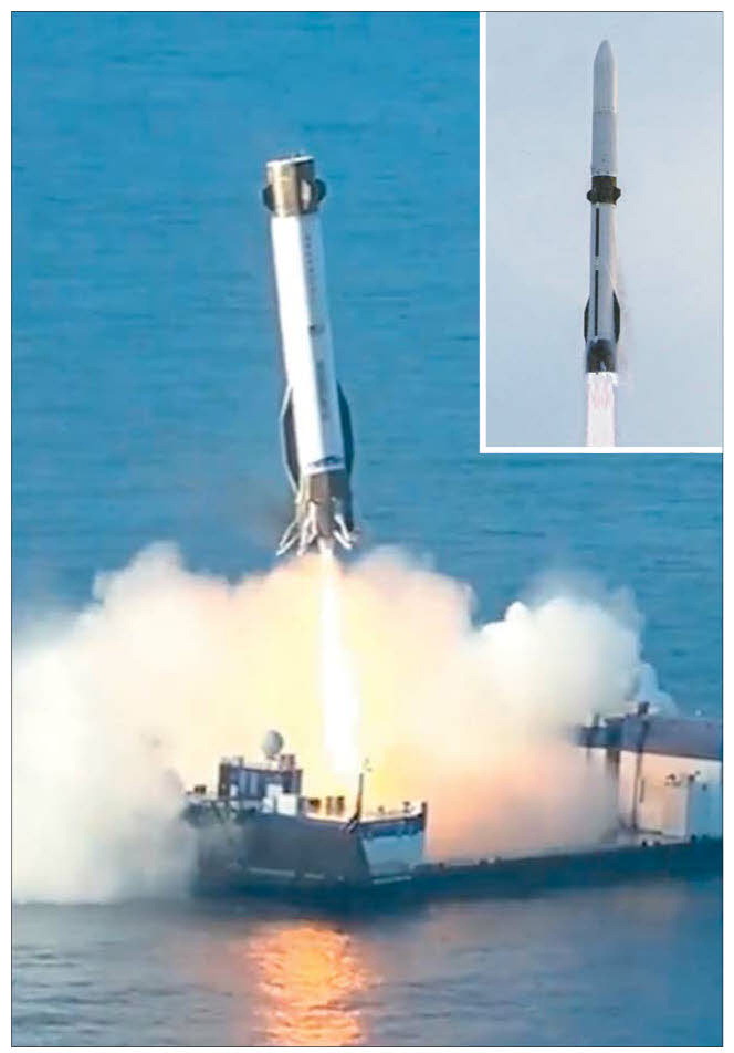 회수되는 뉴글렌 로켓 1단 추진체블루오리진의 뉴글렌 로켓에서 분리된 1단 추진체가 19일(현지시간) 해상 플랫폼에 착륙하고 있다.작은 사진은 미국 플로리다주 케이프커내버럴 케네디 우주센터에서 이날 뉴글렌 로켓이 발