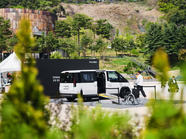  4월 18일 서울 마포구 문화비축기지에서 열린 ‘2026 선 넘는 페스티벌’에서 기아가 마련한 PV5 WAV 체험 부스 [사진 제공=기아]