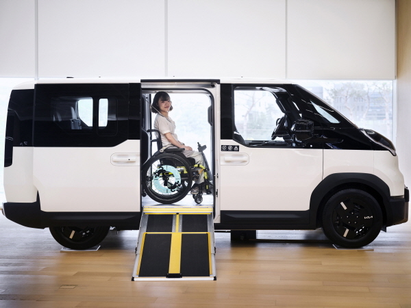  유튜버 ‘굴러라 구르님’이 PV5 WAV와 함께 기념촬영을 하고 있는 모습 [사진 제공=기아]