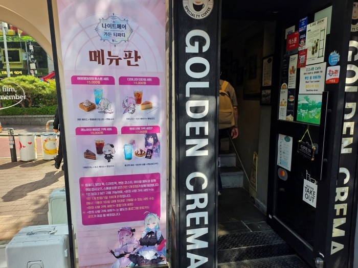 입구에서 현장 판매 디저트 메뉴의 구성과 가격을 살펴볼 수 있다.