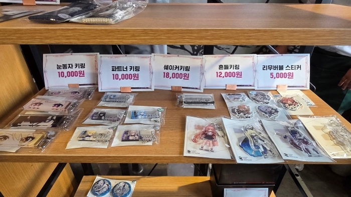 2층에서 굿즈를 구입할 수 있었다.